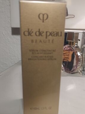 cle de peau Beauté Brightening Serum - Gold
